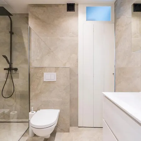 Modern And Bright Seaside App W Seaview & Terrace דירה